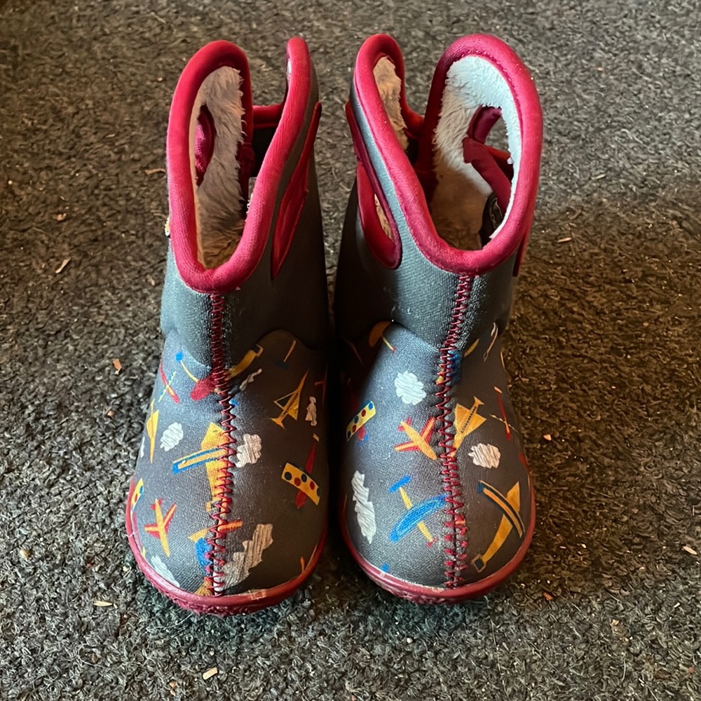 Toddler size 5 bogs.